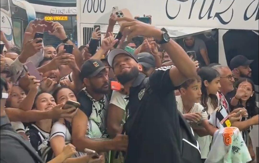 Everson é recepcionado por torcedores do Atlético em Patrocínio (foto: Reprodução/Atlético)