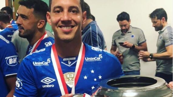 Rodriguinho com a camisa do Cruzeiro e a taça do Campeonato Mineiro (foto: Reprodução/Instagram)