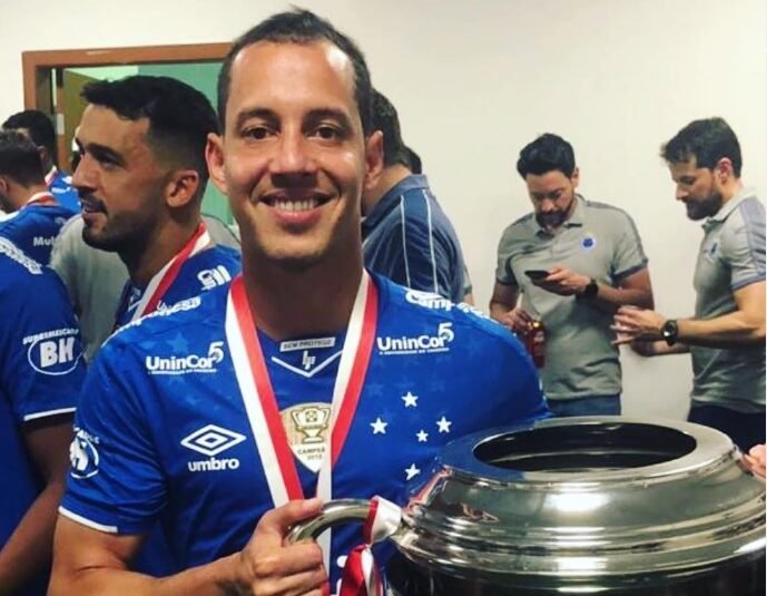 Rodriguinho com a camisa do Cruzeiro e a taça do Campeonato Mineiro (foto: Reprodução/Instagram)