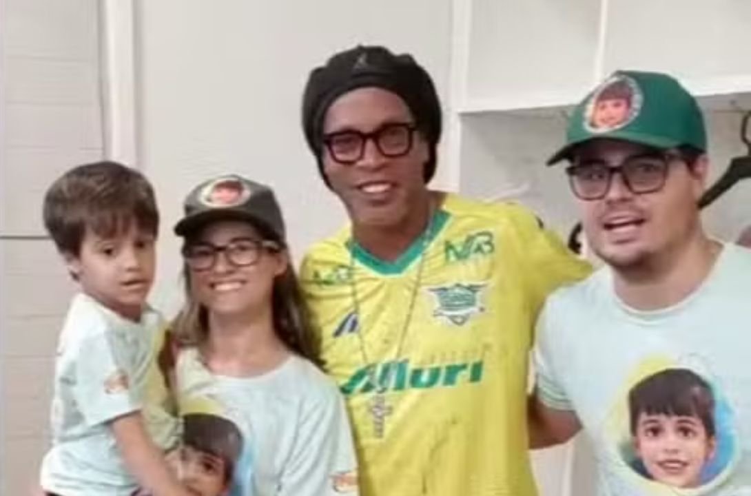 Ronaldinho posa ao lado da família de Enrico (foto: Reprodução/Redes Sociais)