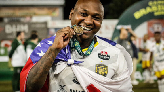 Sassá mordendo a medalha de ouro da Série C do Campeonato Brasileiro (foto: João Normando)