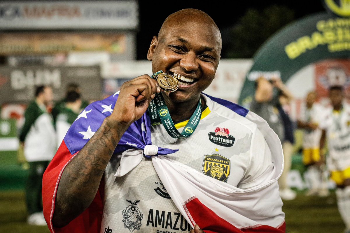 Sassá mordendo a medalha de ouro da Série C do Campeonato Brasileiro (foto: João Normando)