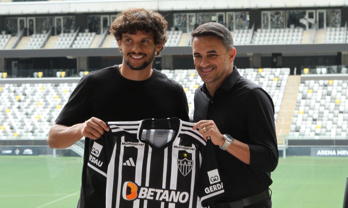 Scarpa é apresentado pelo Atlético ao lado do diretor de futebol do clube, Rodrigo Caetano (foto: Edesio Ferreira/EM/DA.Press)
