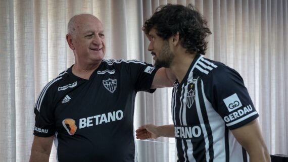 Felipão e Scarpa se cumprimentam (foto: Pedro Souza/Atlético)