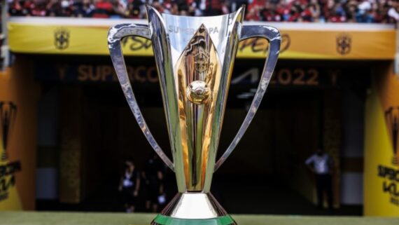 Taça da Supercopa do Brasil (foto: Pedro Martins/CBF
)