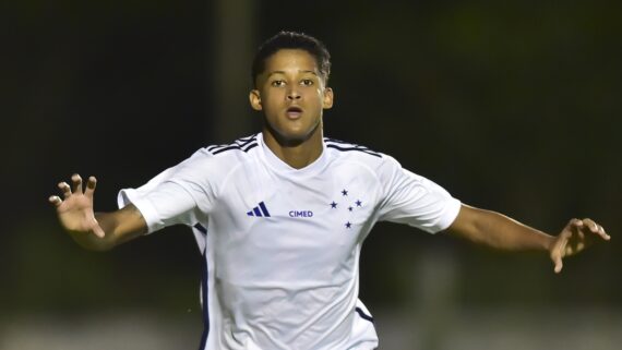 Tevis, atacante de 17 anos do Cruzeiro (foto: Staff Images)