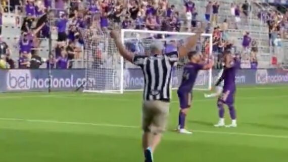 Torcedor do Atlético invadindo campo em amistoso Orlando City x Flamengo nos EUA (foto: Reprodução/Redes sociais)