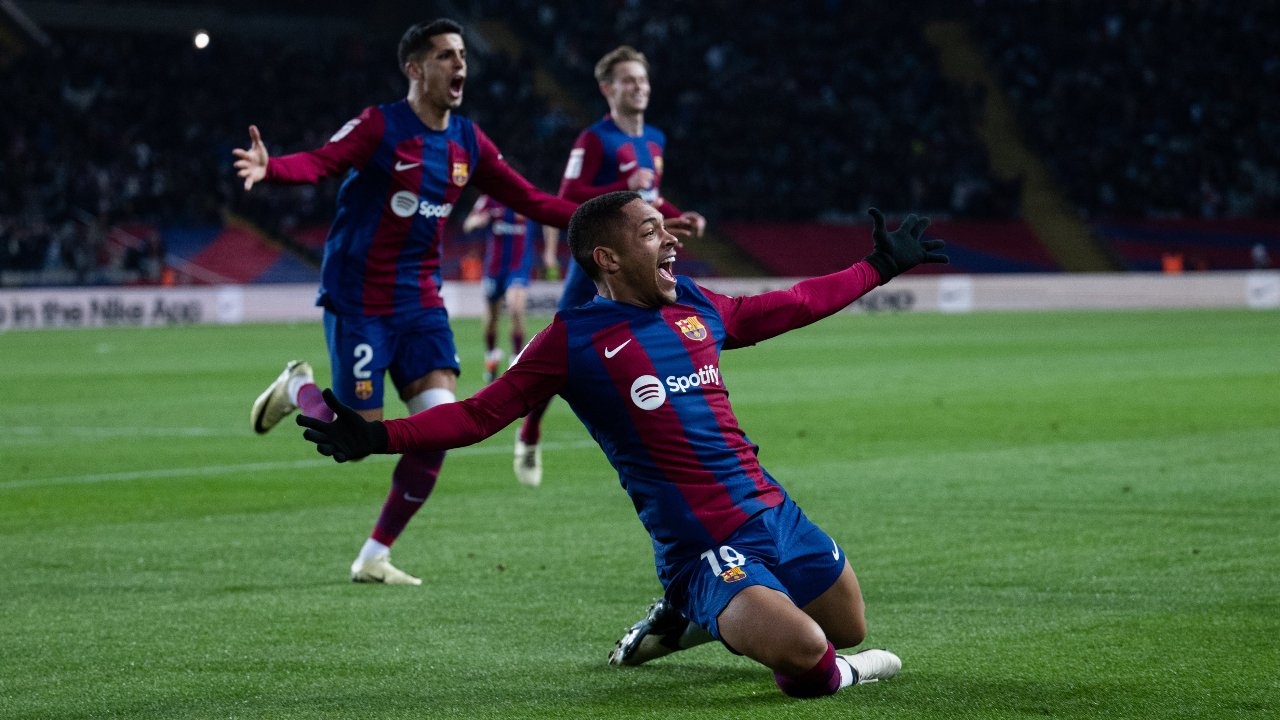 Vitor Roque comemora primeiro gol dele pelo Barcelona (foto: Divulgação/Barcelona)