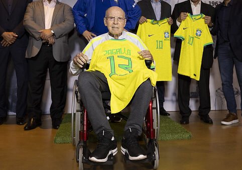 Zagallo e camisa 13 (foto: Lucas Figueiredo/CBF)