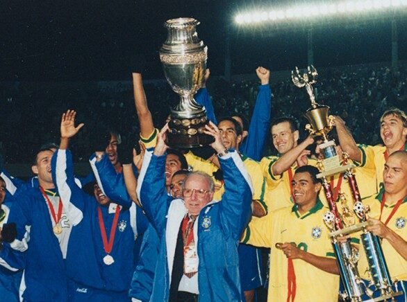 Zagallo com a taça da Copa América de 1997 (foto: CBF)