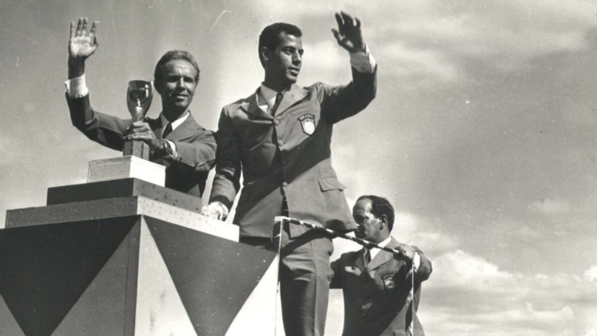 Zagallo com troféu da Copa de 1970 (foto: Arquivo nacional)