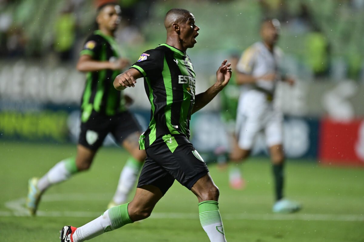 Juninho fez primeiro gol da vitória do América sobre o Uberlândia (foto: Mourão Panda/América)