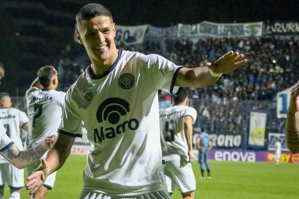 Alex Arce irá defender as cores da LDU em 2024 (foto: Independiente Rivadavia/Divulgação)