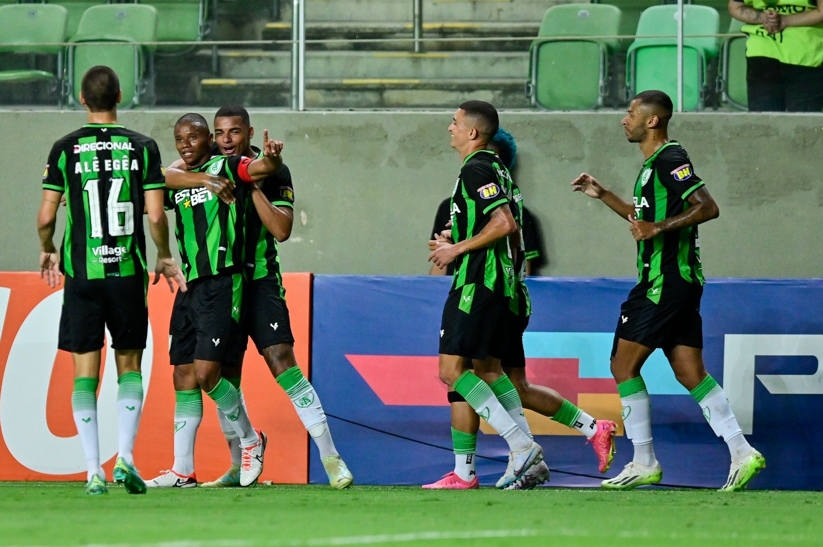 Time do América em jogo pelo Campeoato Mineiro (foto: Mourão Panda/América)