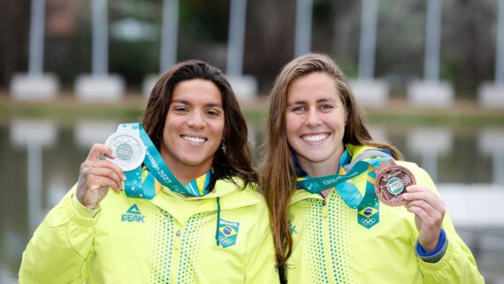 Ana Marcela Cunha e Viviane Jungblut, nadadoras brasileiras (foto: COB/Divulgação)