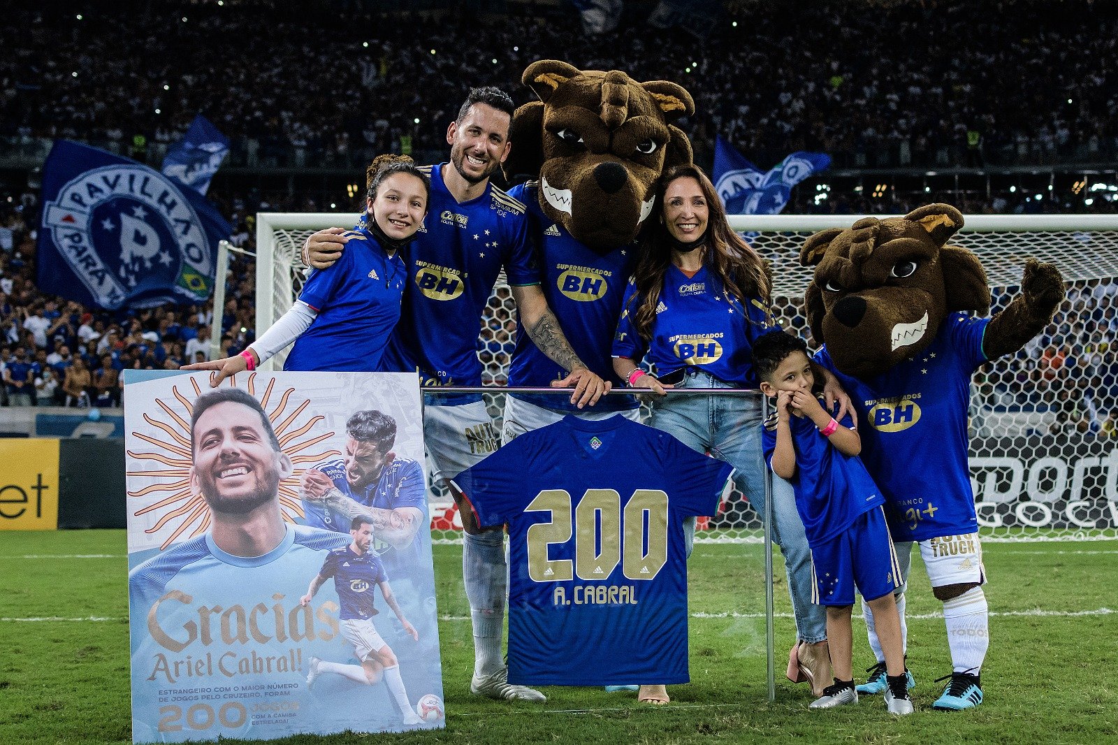 Ariel Cabral e família em homenagem do Cruzeiro ao jogador pelos 200 jogos com a camisa celeste - (foto: Gustavo Aleixo/Cruzeiro)