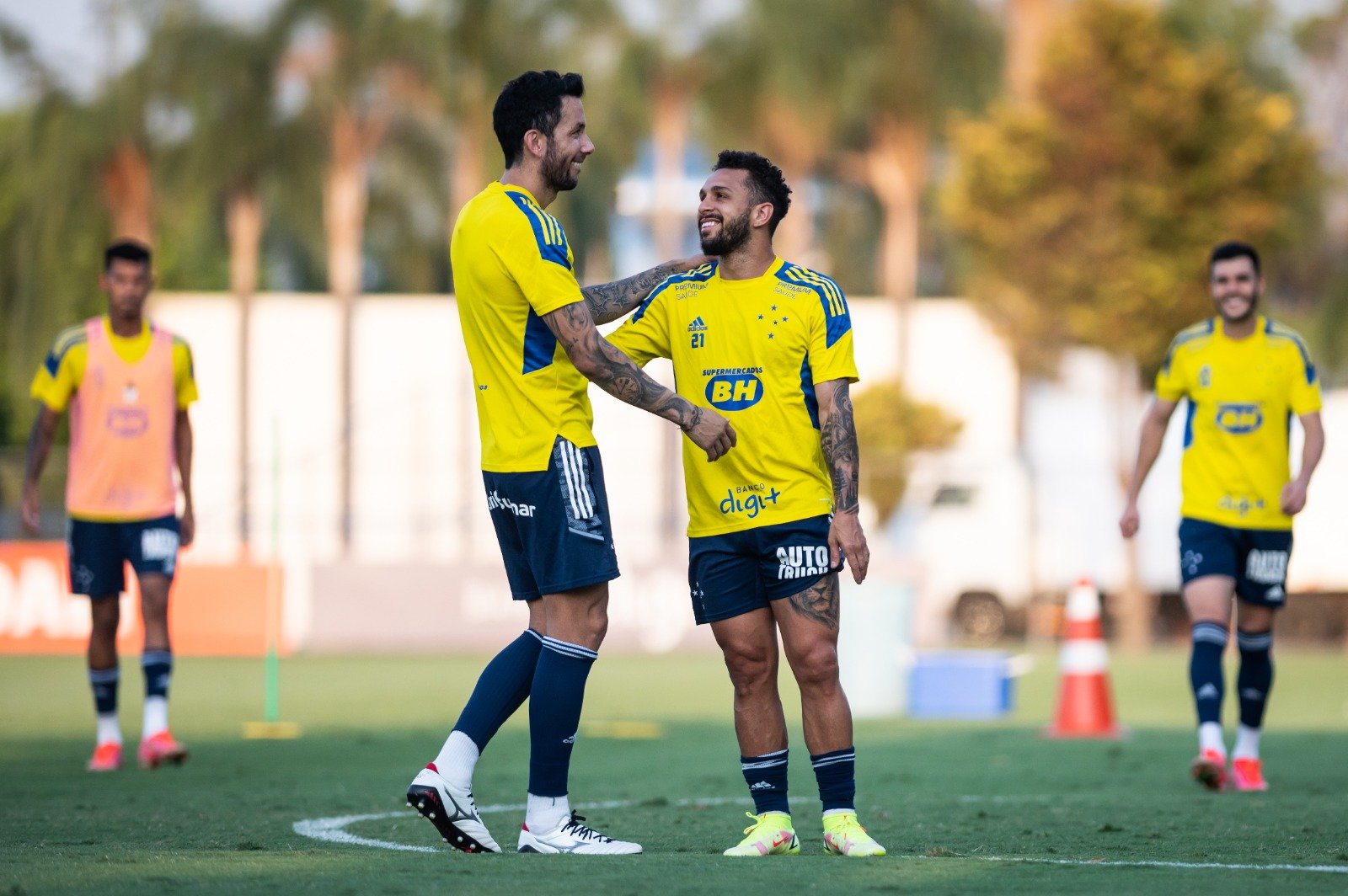 Ariel Cabral ao lado de Wellington Nem em treino do Cruzeiro, em 2021 (foto: Bruno Haddad/Cruzeiro)