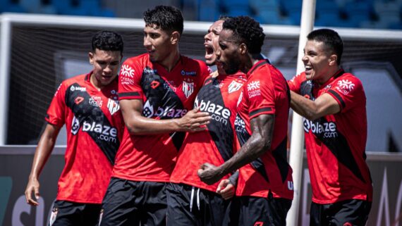 Jogadores do Atlético-GO em jogo pelo Campeonato Goiano (foto: Ingryd Oliveira/ACG
)