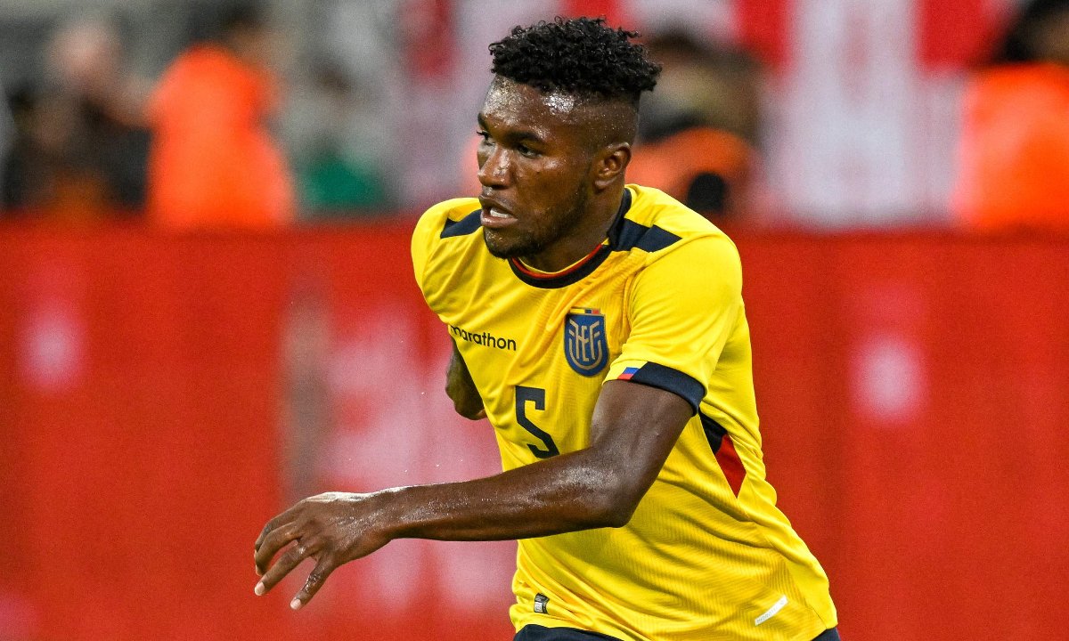 José Cifuentes em jogo pela Seleção do Equador (foto: Sascha Schuermann/AFP)