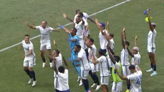 Jogadores do Cruzeiro comemoram (foto: Reprodução/Premiere)