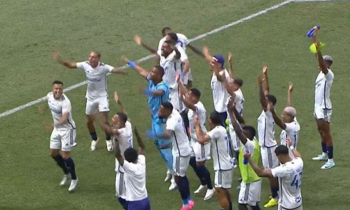 Jogadores do Cruzeiro comemoram (foto: Reprodução/Premiere)
