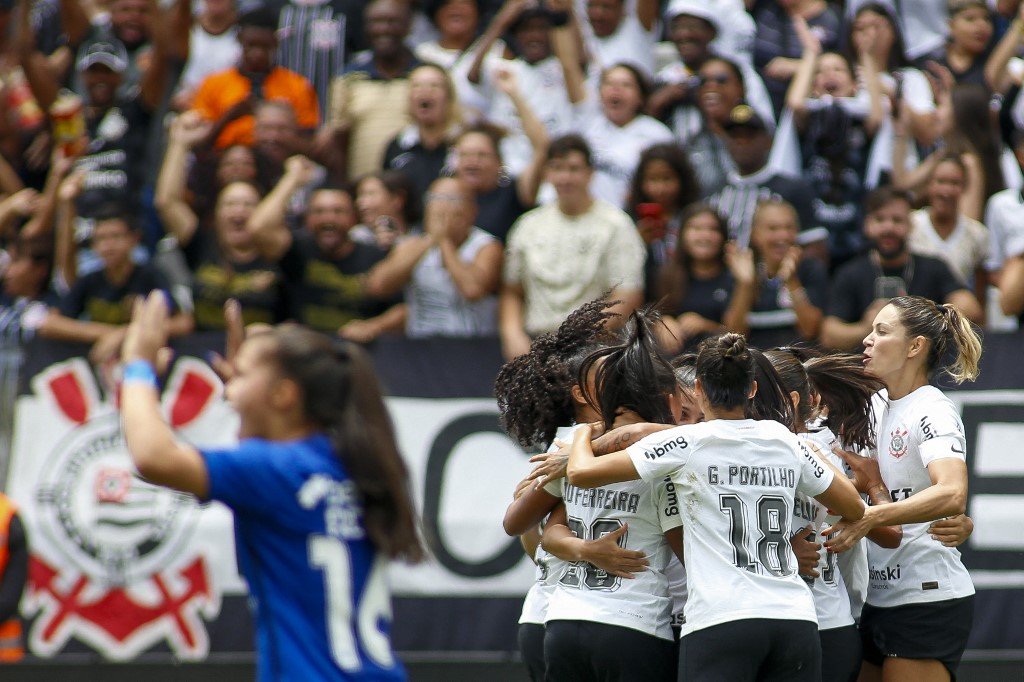 Jogadoras do Coritnhians comemoram mais um título (foto: Miguel SCHINCARIOL/AFP)