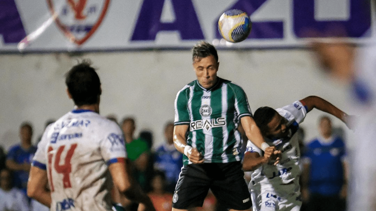 Jogadores de Águia de Marabá e Coritiba (foto: Gabriel Thá/Coritiba)