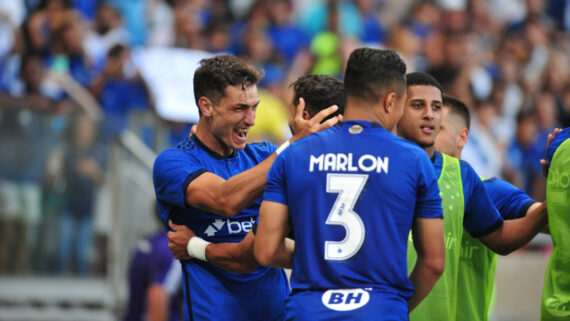 Dinenno comemora gol pelo Cruzeiro (foto: Alexandre Guzanshe/EM/D.A.Press)