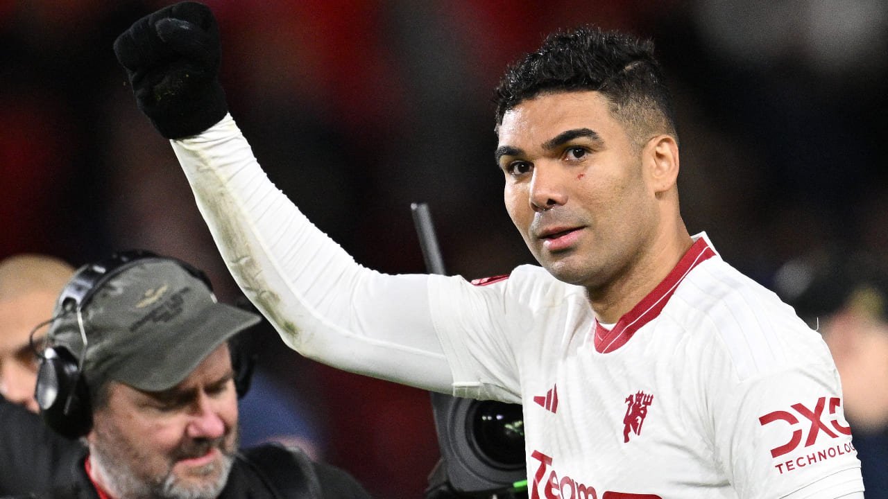 Casemiro comemorando (foto: OLI SCARFF / AFP)