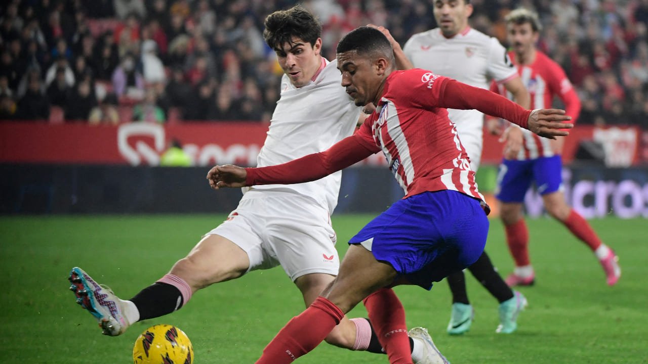 Samuel Lino em campo em Atlético x Sevilla (foto: CRISTINA QUICLER / AFP)