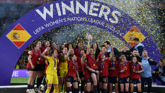 Los jugadores españoles celebran el título de la Liga de Naciones (Foto: JORGE GUERRERO / AFP)