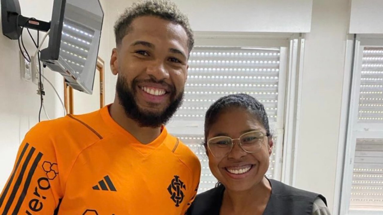 Wesley com a camisa do Internacional (foto: Reprodução redes sociais)