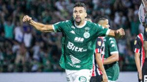 Léo Santos comemora gol de empate do Guarani contra o São Paulo - Crédito: 