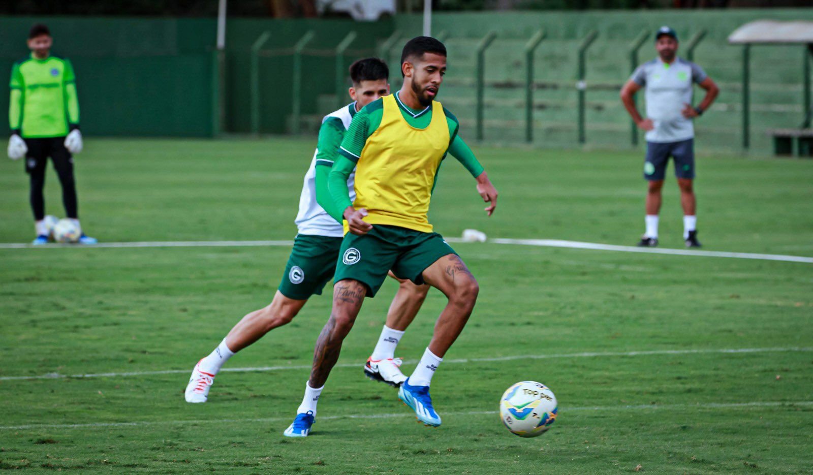Time do Goiás em treino preparatório para duelo pelo Campeonato Goiano (foto: Rosiron Rodrigues/Goiás EC)