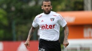 Mesmo condenado, Daniel Alves seguirá recebendo valor da rescisão com o São Paulo  - Crédito: 