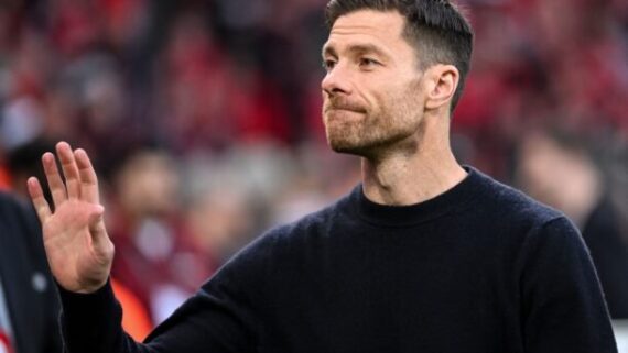 Xabi Alonso seguirá no Bayer Leverkusen na próxima temporada (foto:  Ina Fassbender/AFP)