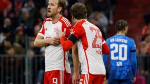 Jogadores do Bayern celebram o gol de Kane - Crédito: 
