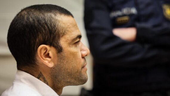 Daniel Alves durante o julgamento desta segunda-feira (5/2) (foto: Alberto Estevez/AFP )