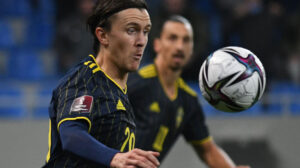 Kristoffer Olsson ao lado de Zlatan Ibrahimovic na Seleção Sueca - Crédito: 