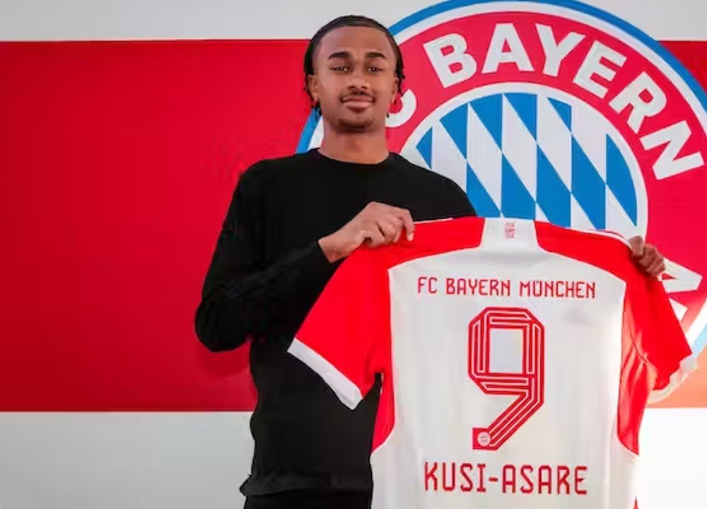 Kusi Asare mostra a camisa do Bayern (foto: Bayern/ Divulgação)