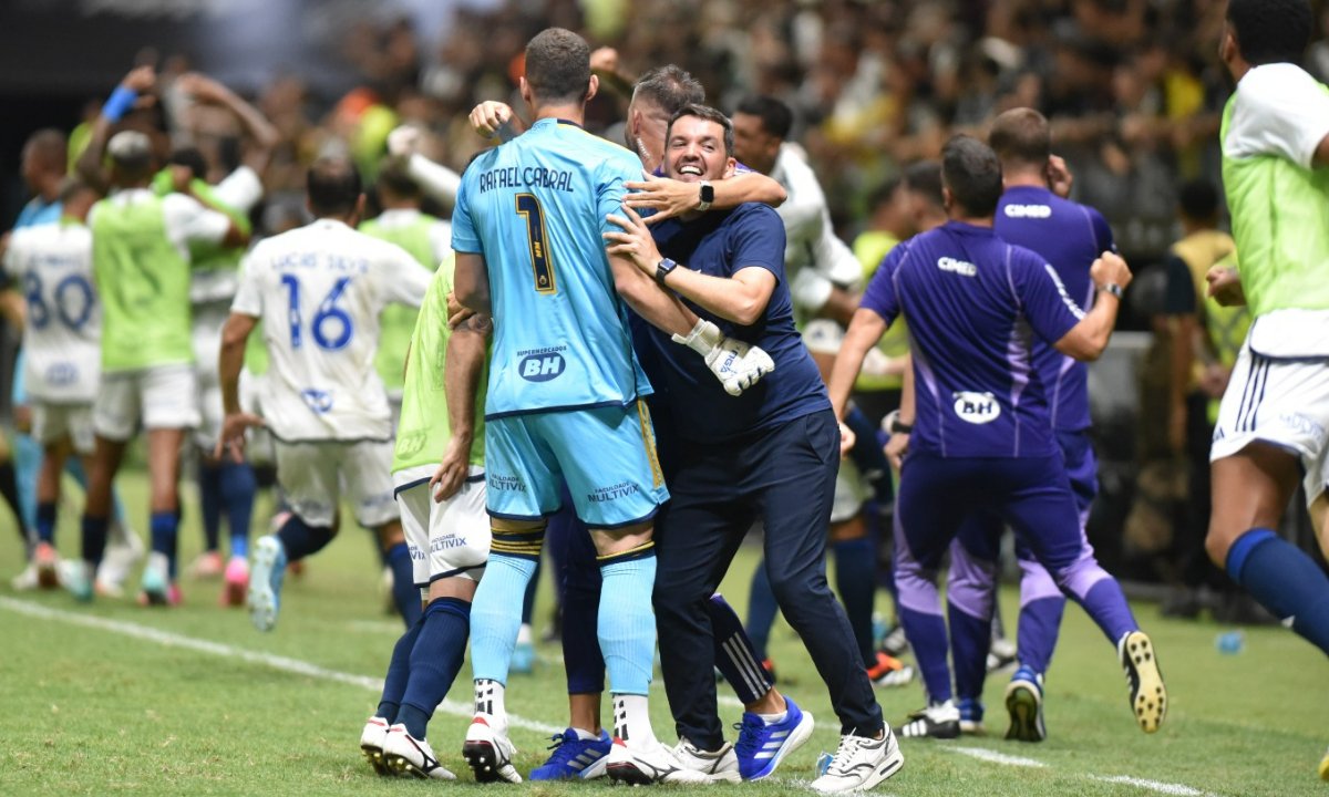 Larcamón comemorando com Rafael Cabral (foto: Ramon Lisboa/EM/D.A.Press)