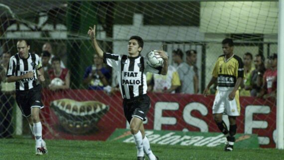Lúcio Flávio comemorando gol pelo Atlético (foto: Jorge Gontijo/Estado de Minas - 1/11/2003)