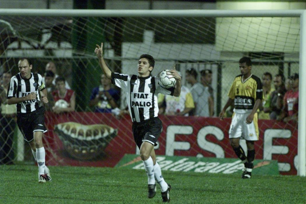 Lúcio Flávio comemorando gol pelo Atlético (foto: Jorge Gontijo/Estado de Minas - 1/11/2003)