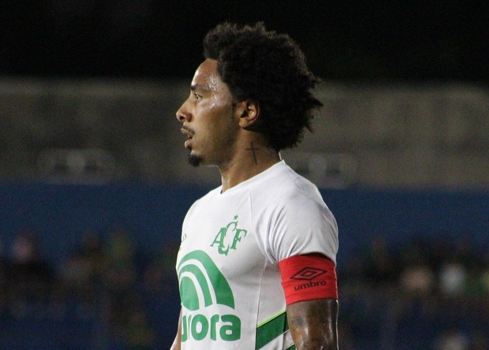 Osman, de perfil, com a camisa da Chapecoense (foto: Divulgação/Chapecoense)