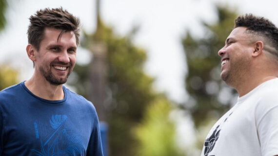 Paulo André em conversa com Ronaldo Fenômeno (foto: Gustavo Aleixo/Cruzeiro)