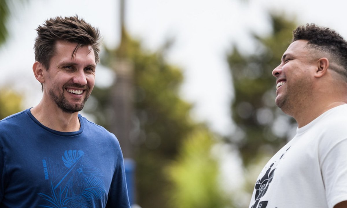 Paulo André em conversa com Ronaldo Fenômeno (foto: Gustavo Aleixo/Cruzeiro)