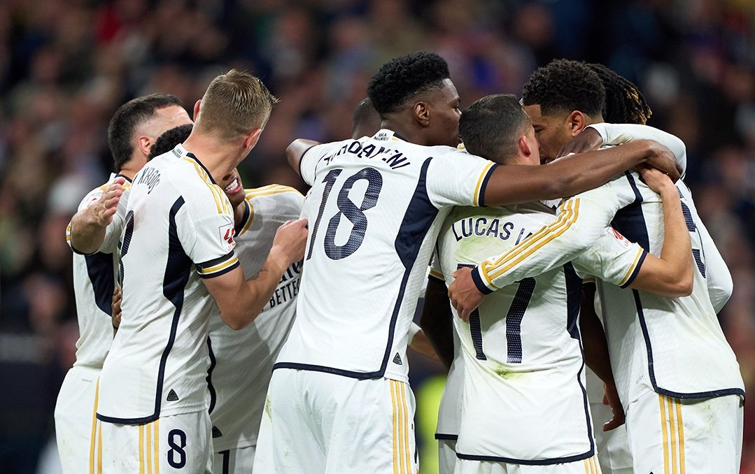 Jogadores do Real Madrid abraçados em comemoração de gol (foto: Divulgação/Real Madrid)