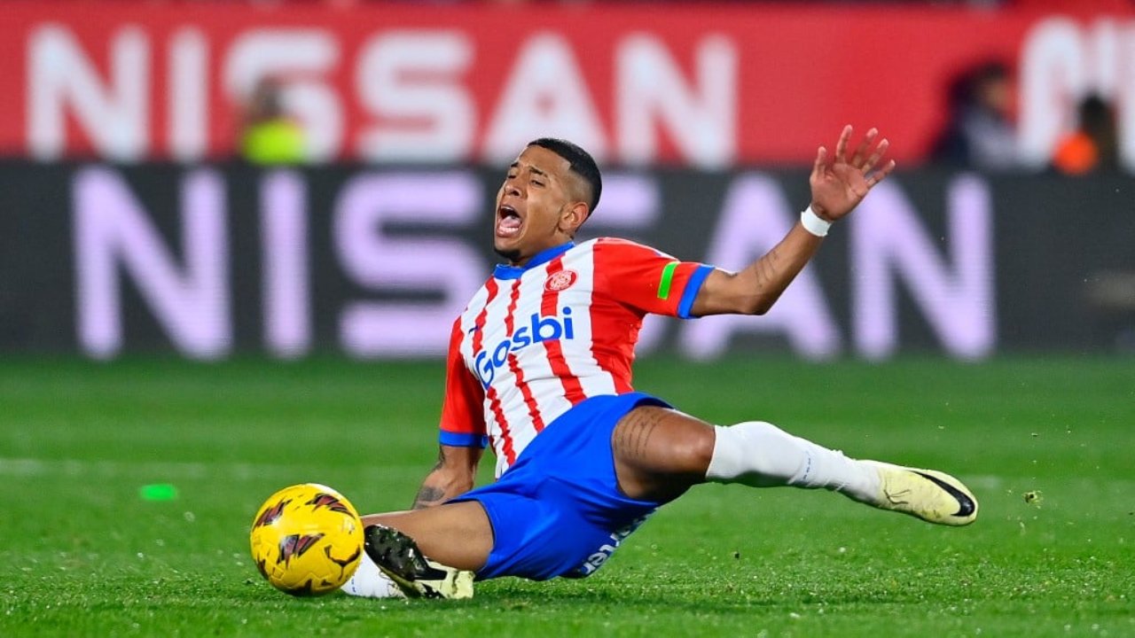 Savinho, cria do Galo, é um dos destaques do Girona (foto: PAU BARRENA/AFP)
