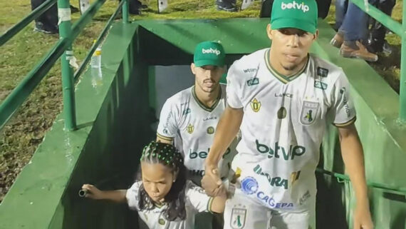 Jogadores do Sousa-PB entrando em campo contra o Cruzeiro (foto: Reprodução)