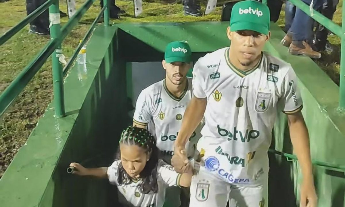 Jogadores do Sousa-PB entrando em campo contra o Cruzeiro (foto: Reprodução)